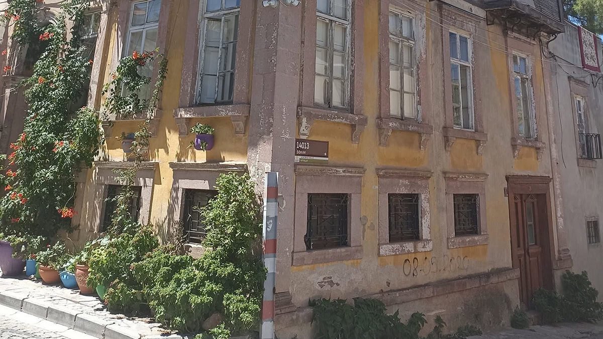 Επισκευή του σπιτιού του Ηλία Βενέζη στο Αϊβαλί