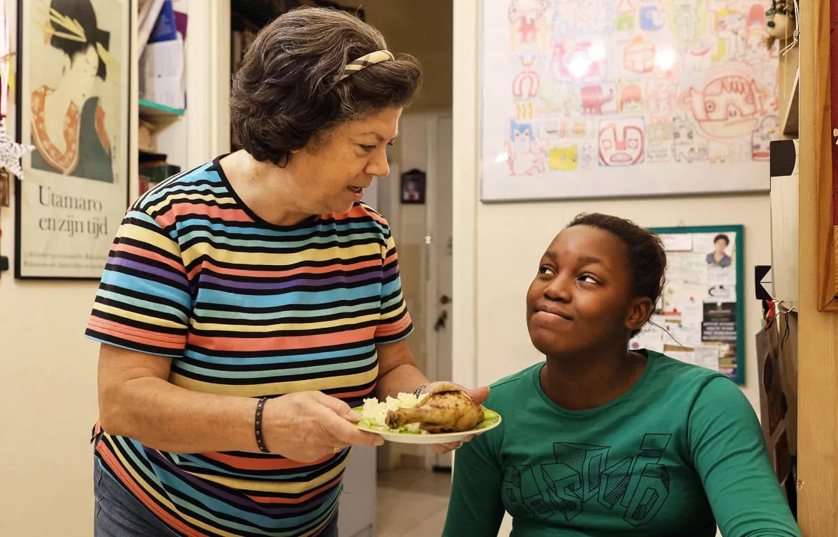 Η «γιαγιά της Κυψέλης» με τη μικρή Μαρία από τη Γκάνα