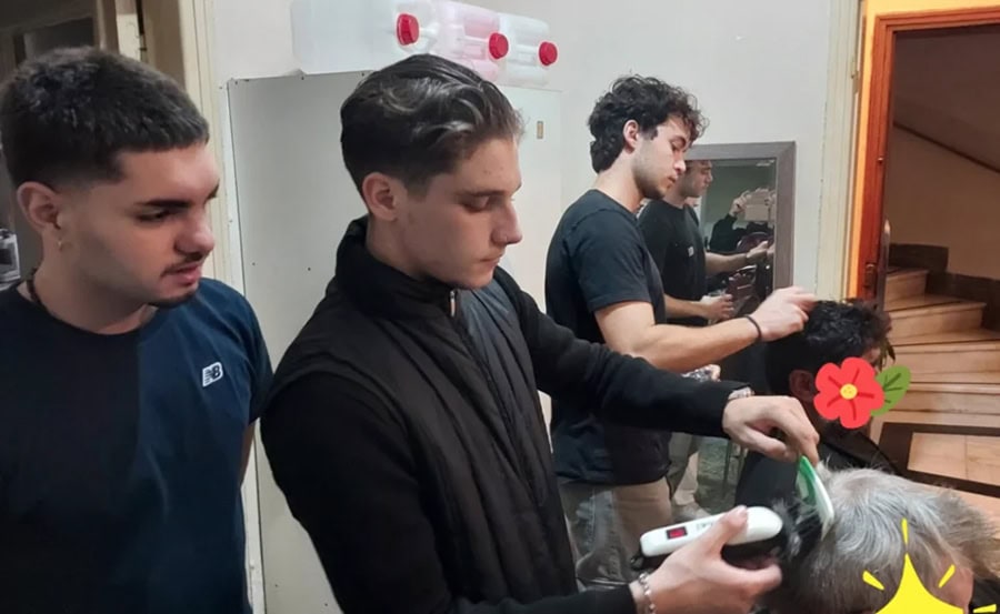 Εθελοντές κομμωτές