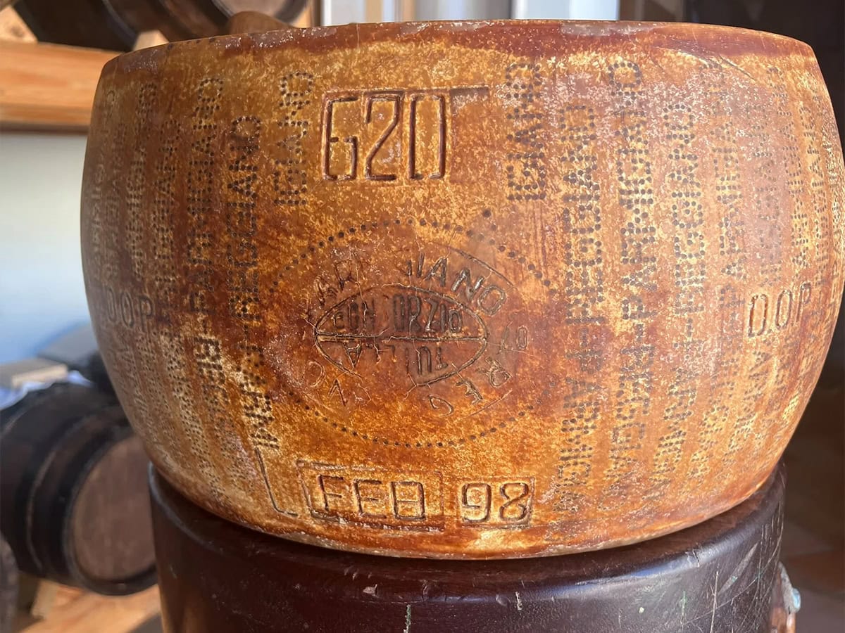 Παλαιωμένη παρμεζάνα 27 ετών αξίας 20.000€ άνοιξε για πρώτη φορά