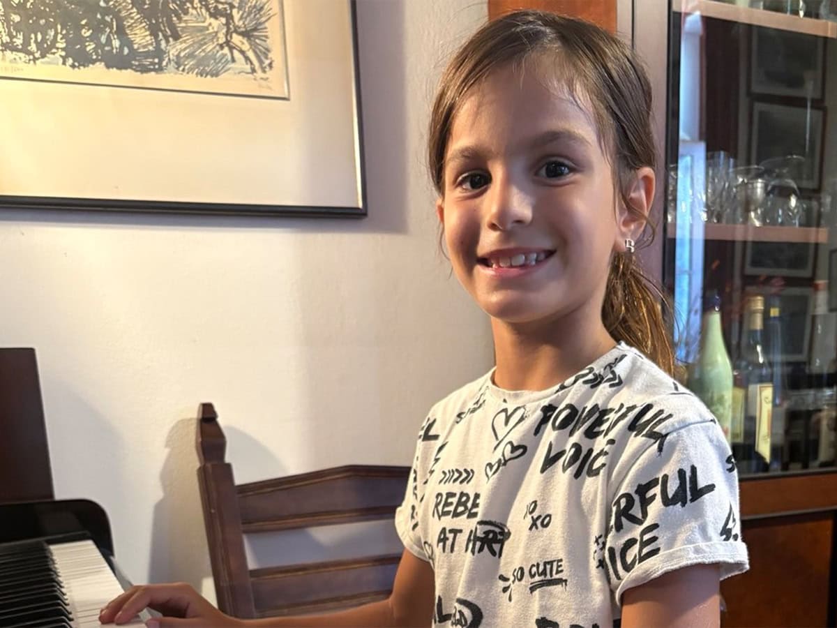 Η 8χρονη Αλεξάνδρα Γουδά με το ασημένιο βραβείο στον Διαγωνισμό Debussy