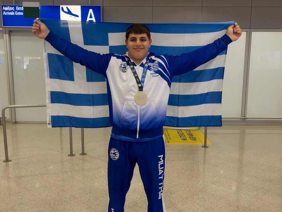 Ο Σωκράτης Πουρσελάτζε με το χρυσό μετάλλιο στο Muay Thai