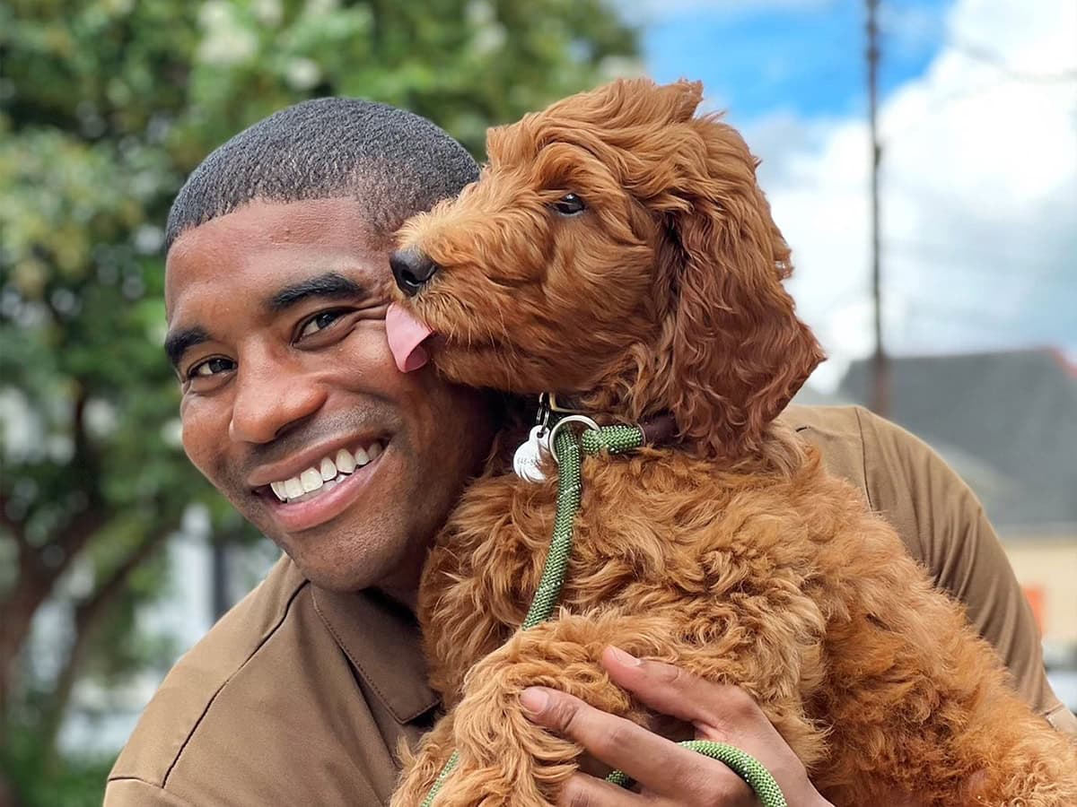 Ο ντελιβεράς που έγινε διάσημος χάρη στα σκυλάκια του