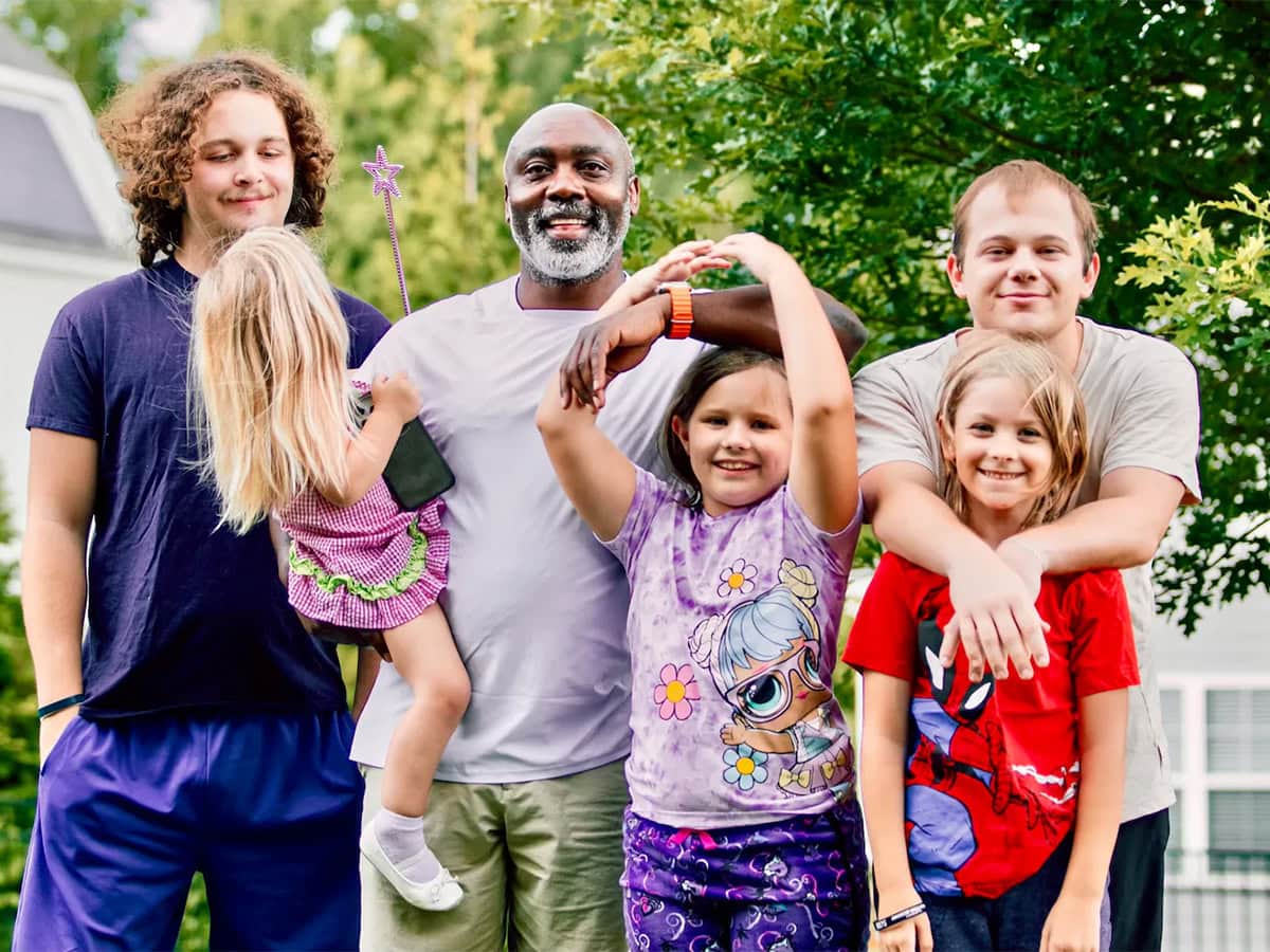 Peter Mutabazi με τα παιδιά του, σύμβολο ελπίδας