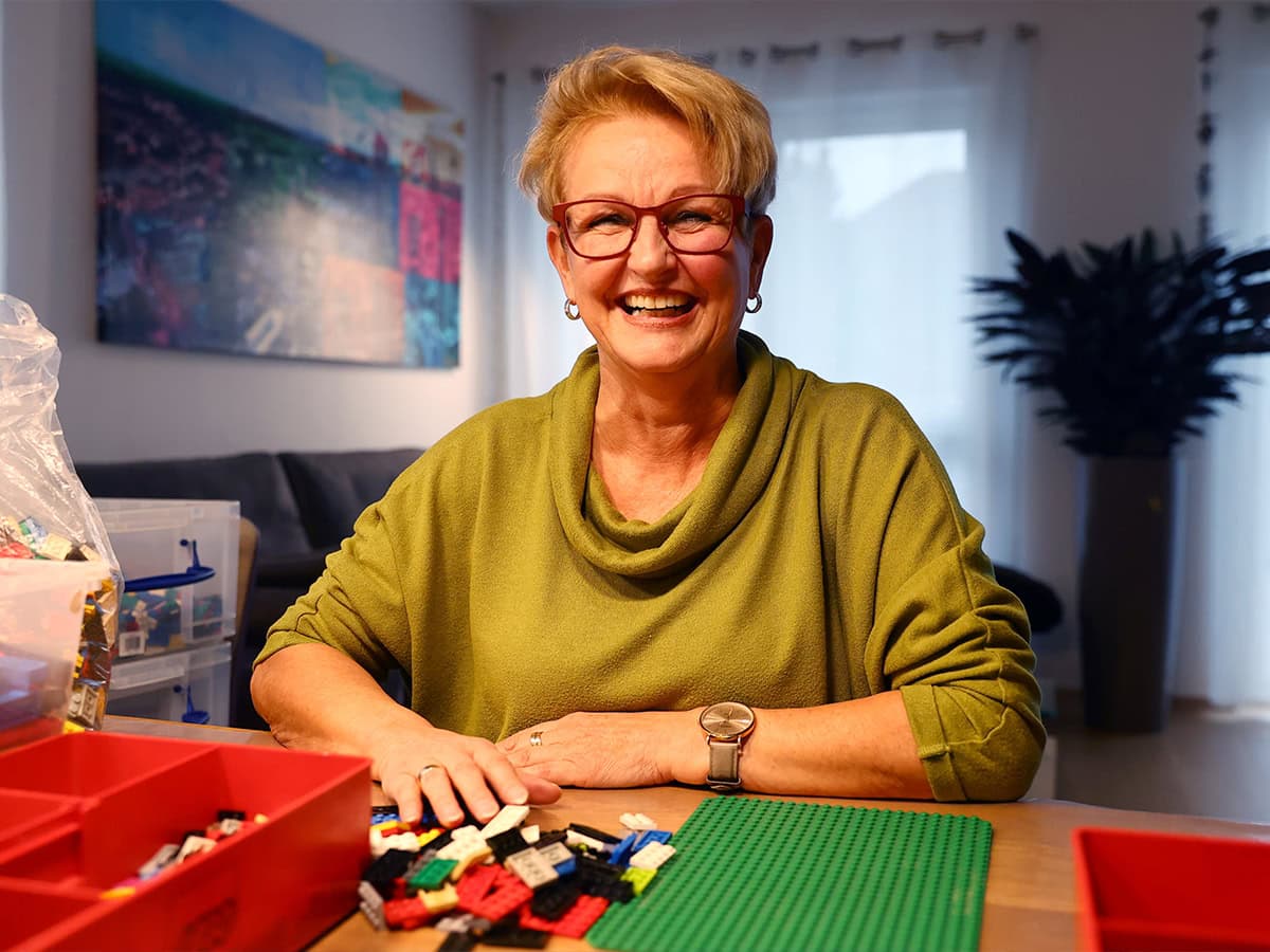 Η Rita Ebel κατασκευάζει ράμπες από Lego για προσβασιμότητα