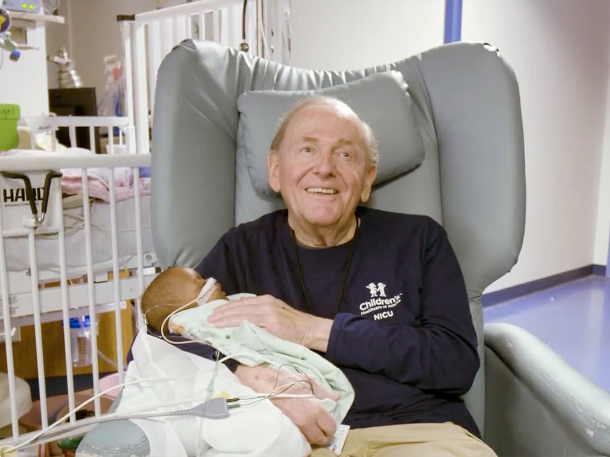 David Deutchman νανούριζε βρέφη στη ΜΕΘ