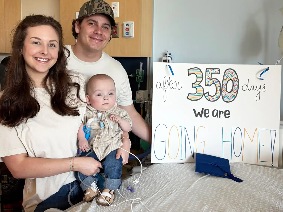 Πρόωρο μωρό θαύμα επιστρέφει σπίτι με την οικογένειά του