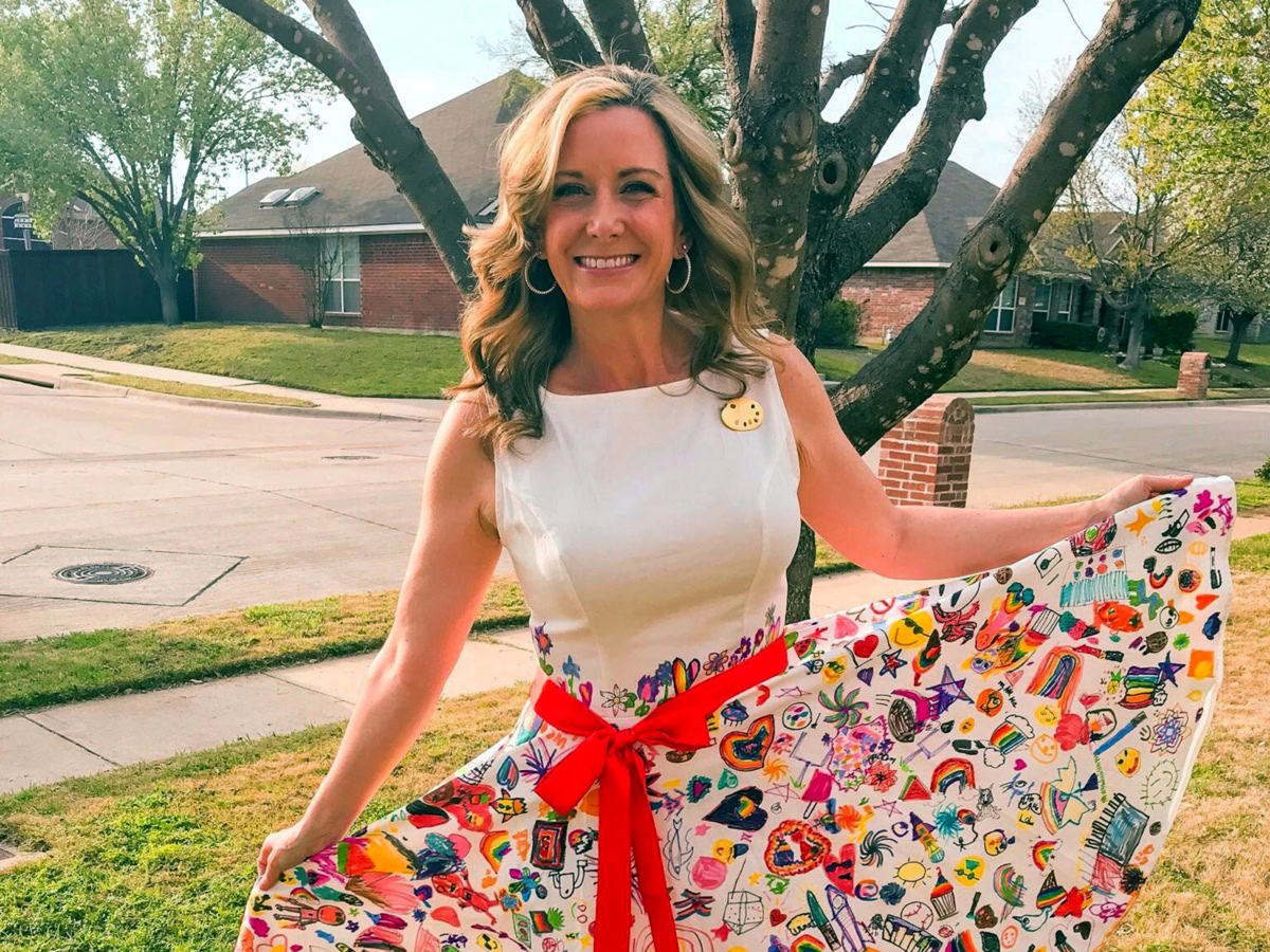 Το φόρεμα μιας δασκάλας έγινε καμβάς για τις ζωγραφιές των παιδιών