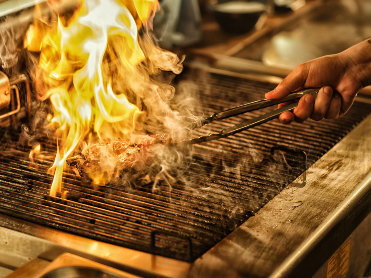 Τσικνοπέμπτη: Από πού προέρχεται και τι σημαίνει σήμερα;