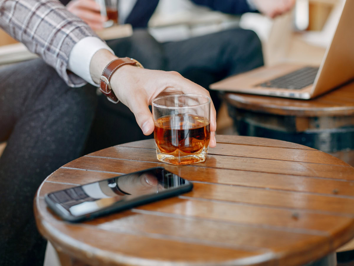 Το νέο ψηφιακό πλαίσιο που προστατεύει τους ανηλίκους από αλκοόλ και καπνό