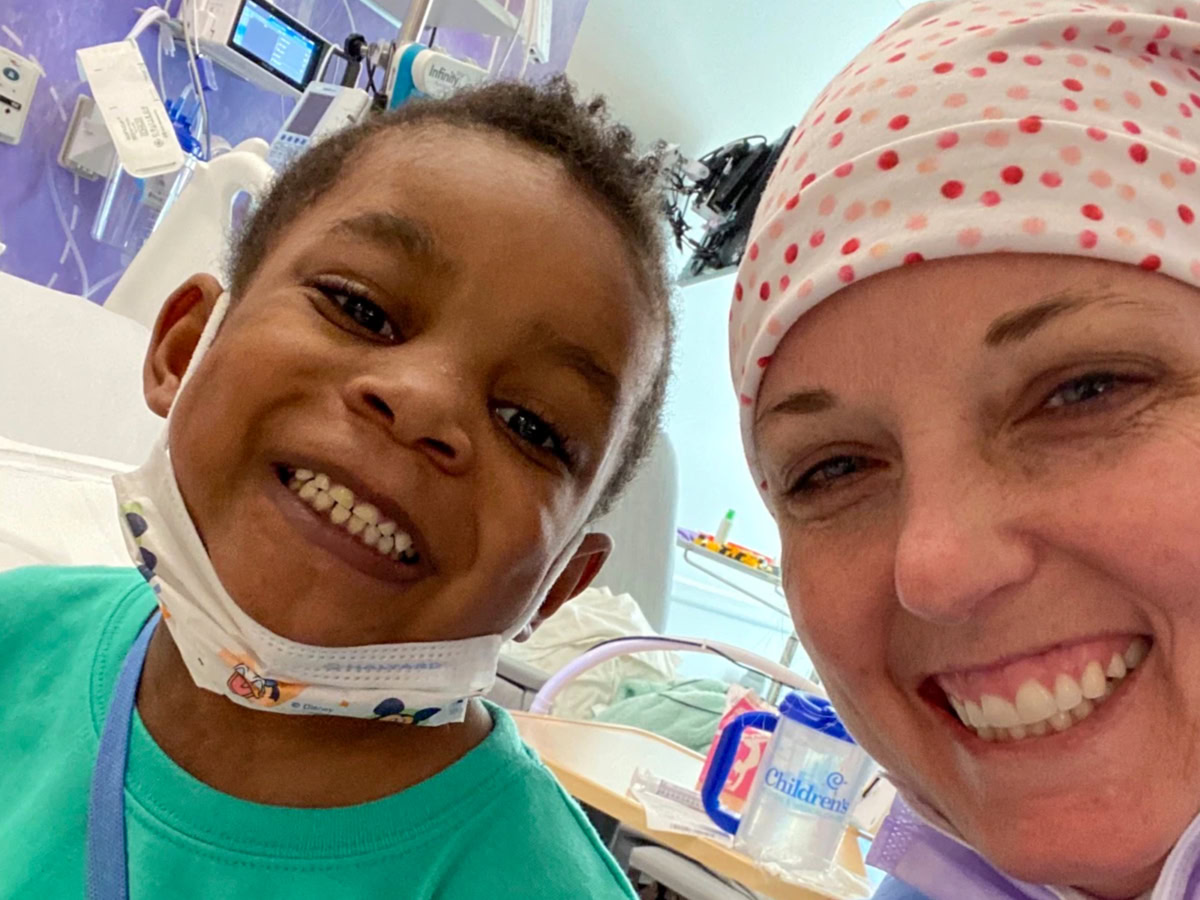 Όταν μια γιατρός αποφάσισε να γίνει οικογένεια για ένα παιδί που ήταν μόνο