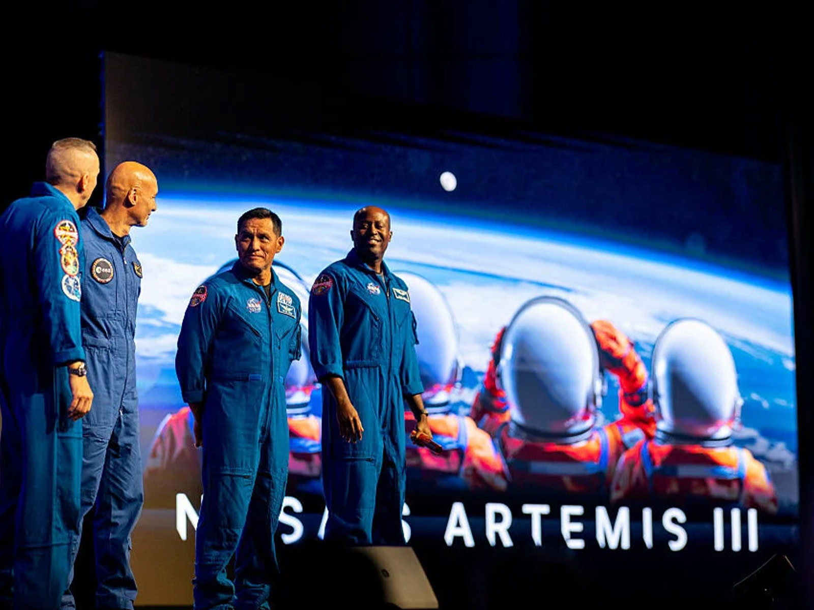 Οι τέσσερις αστροναύτες της αποστολής Artemis III ποζάρουν για την επίσημη φωτογραφία