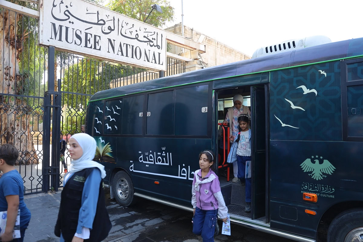 Παιδιά γύρω από το Cultural Bus, την κινητή βιβλιοθήκη που ταξιδεύει σε κοινότητες της Συρίας