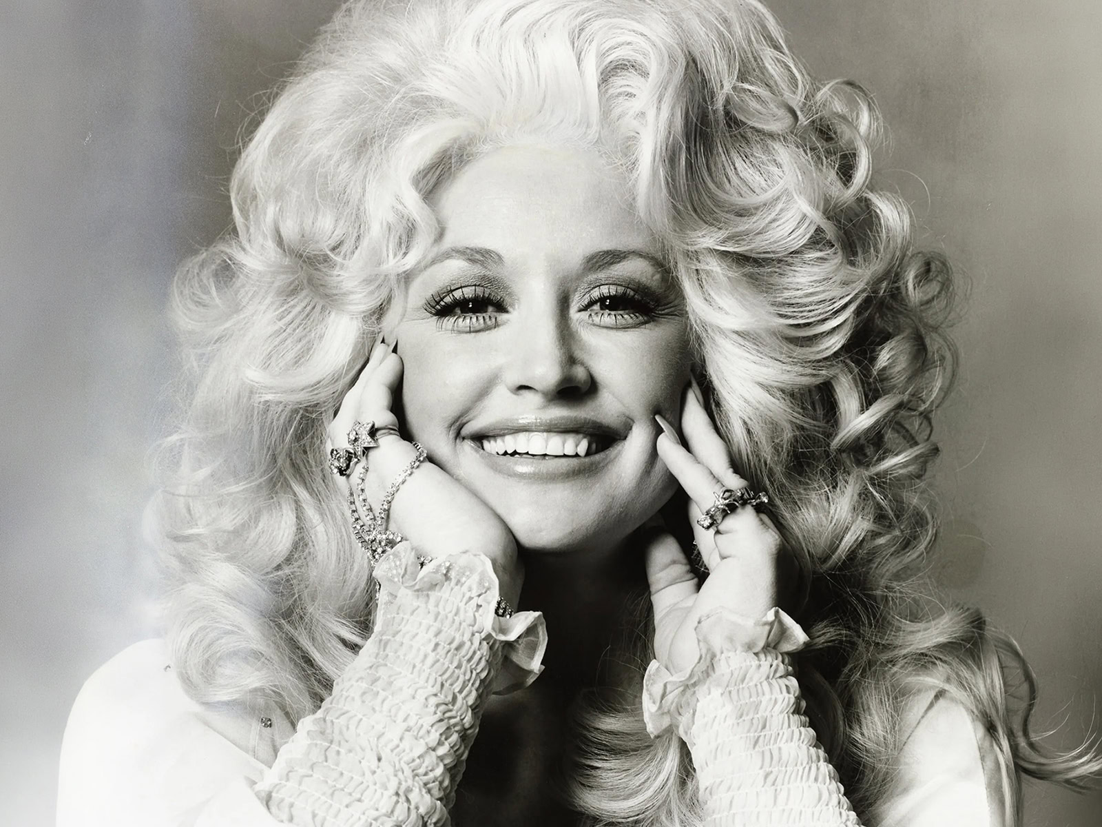 Η Dolly Parton και οι ιστορίες πίσω από τα τραγούδια, τις αποφάσεις και το φιλανθρωπικό έργο της